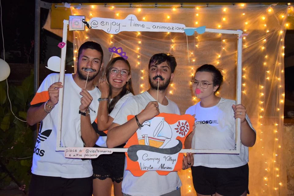 Staff di animazione del Camping Village Vieste Marina durante una serata di intrattenimento a Vieste nel Gargano