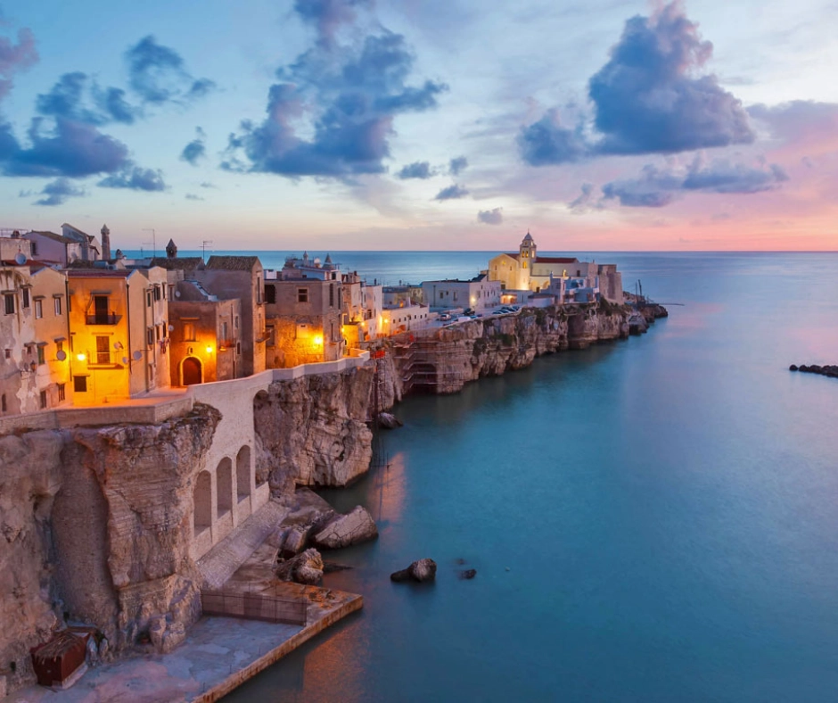 Centro storico di Vieste al tramonto sul mare del Gargano in Puglia