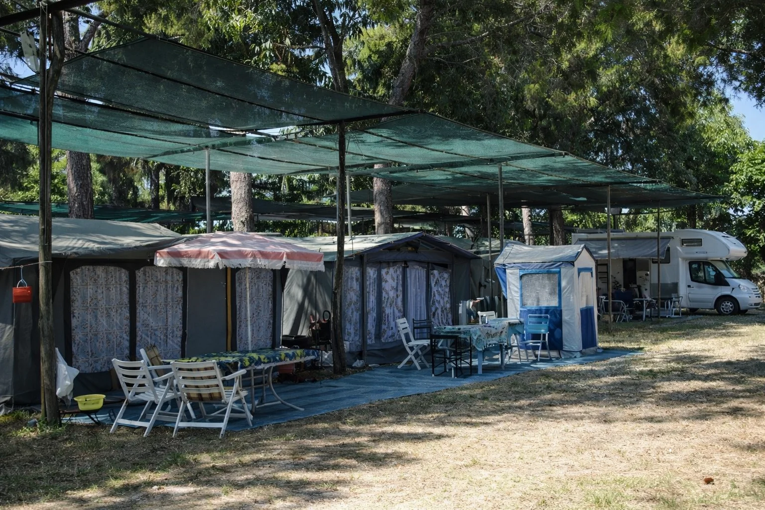 Piazzole campeggio con tende e camper nel Camping Village Vieste Marina a Vieste nel Gargano