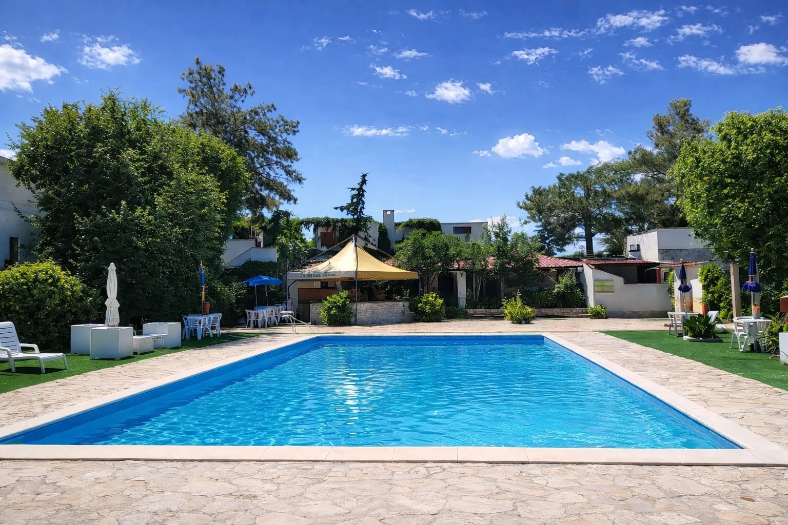 Piscina del Camping Village Vieste Marina immersa nel verde a Vieste nel Parco Nazionale del Gargano