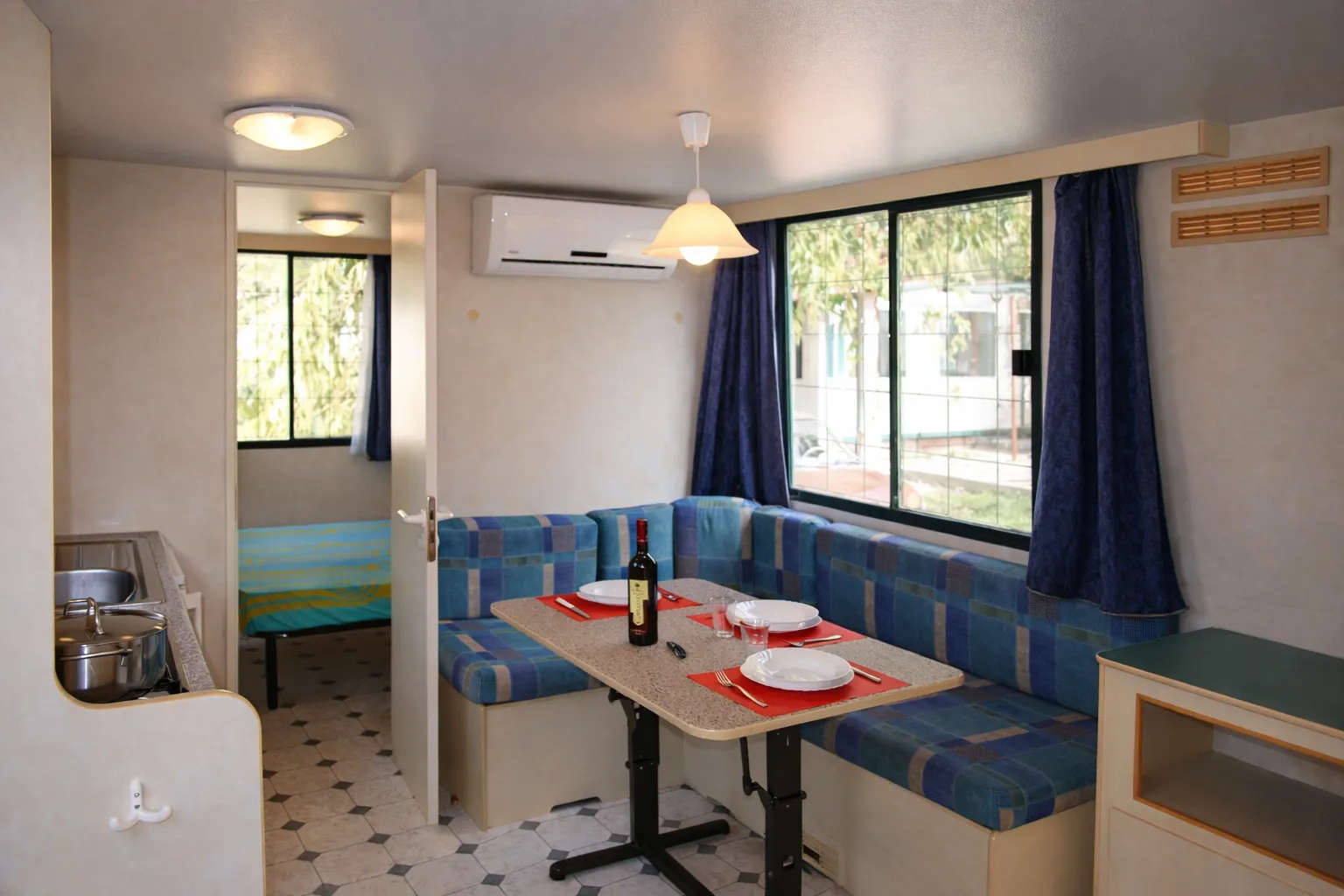 Soggiorno di chalet mobile home nel Villaggio Vieste Marina con zona pranzo e aria condizionata nel Gargano
