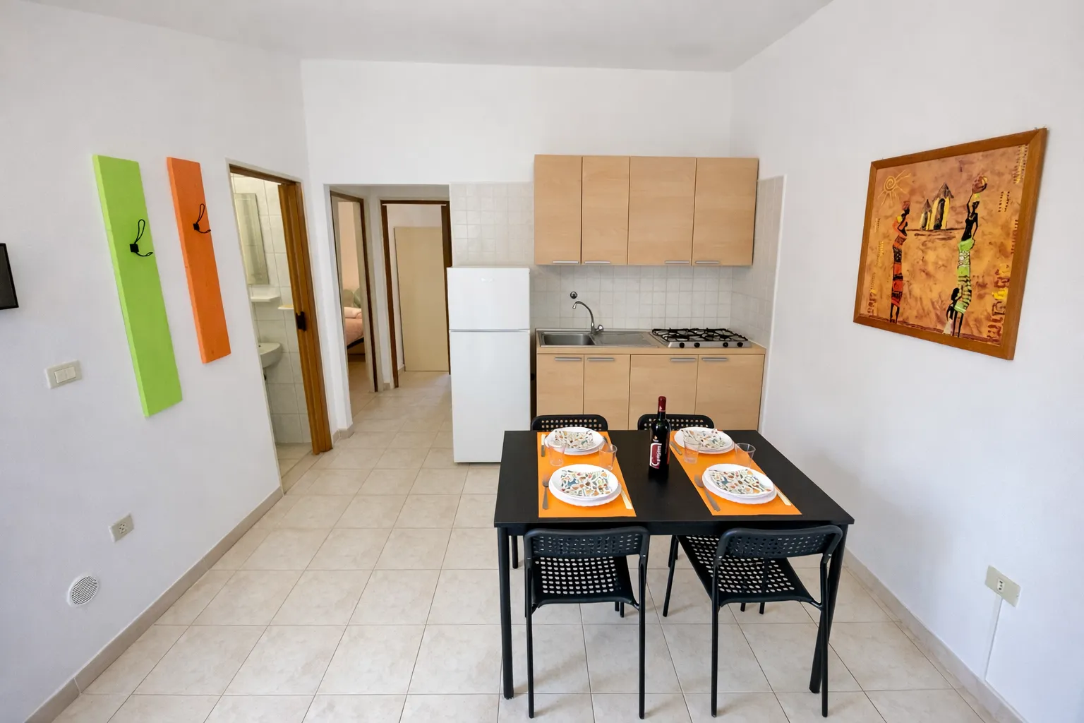 Soggiorno trilocale del Villaggio Vieste Marina con cucina attrezzata e zona pranzo nel Gargano